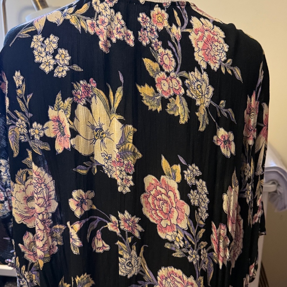 Floral Kimono Cardigan with black background - Picture 6 of 8